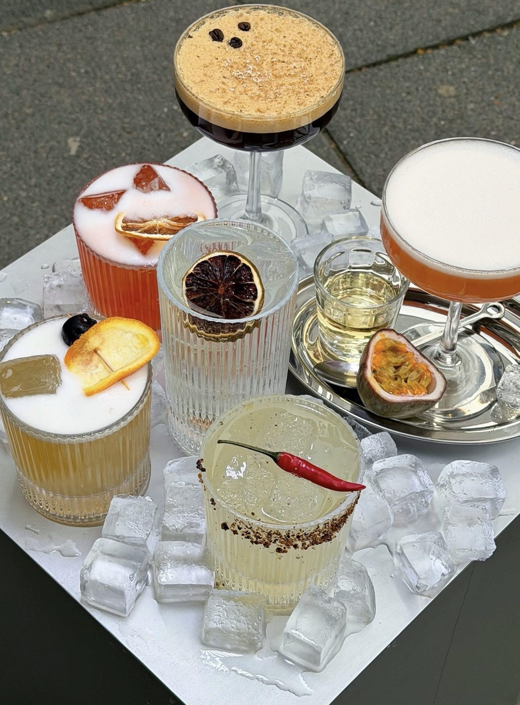 Cocktails auf Eiswürfeln, von oben