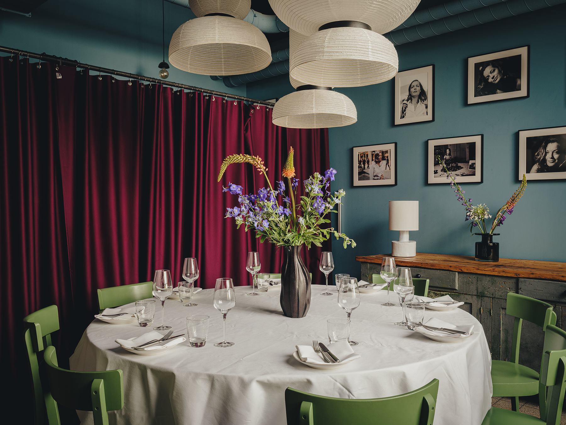 Private-Dining-Raum mit rotem Samtvorhang und runder Tafel