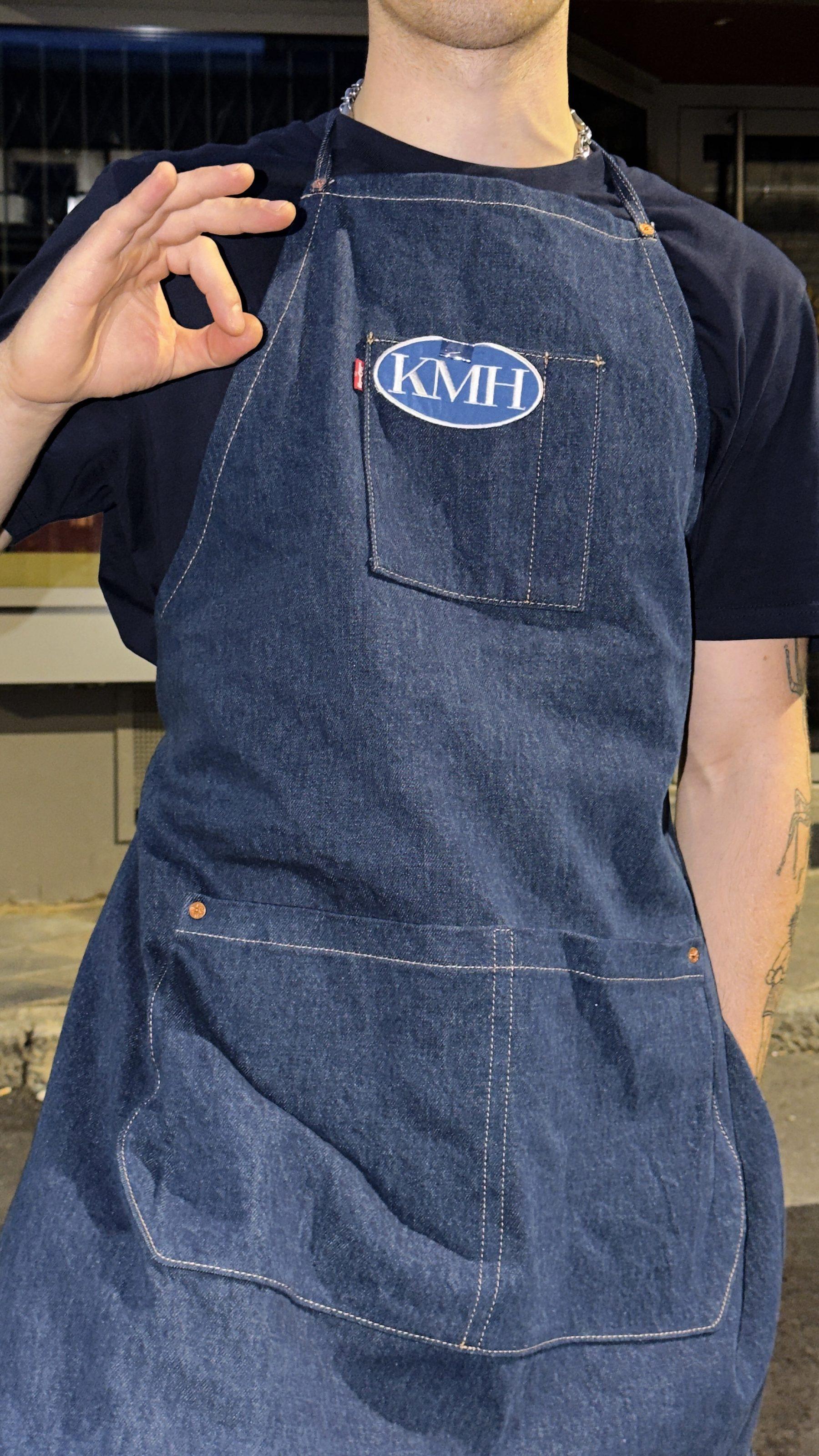 Schürze mit KMH-Logo im Haus