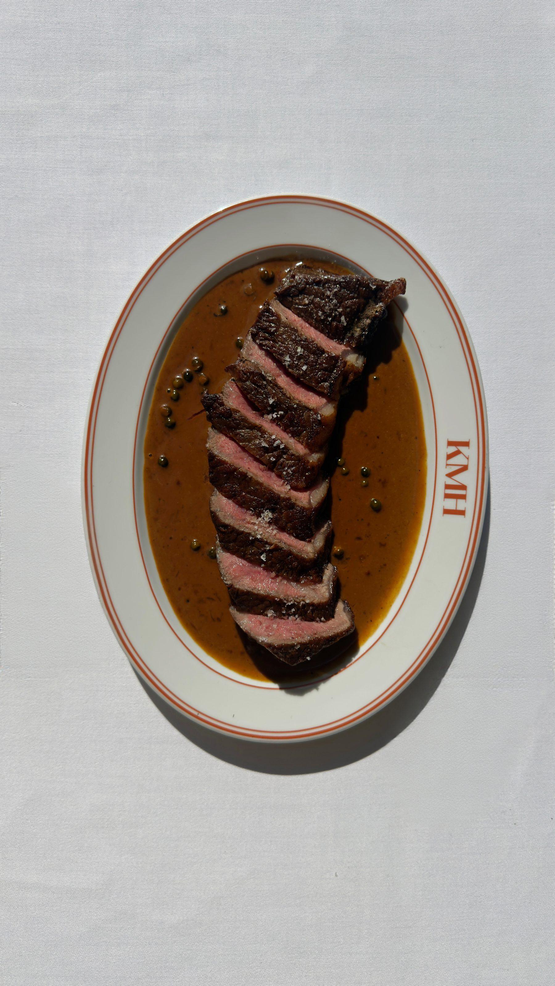 Steak mit Pfeffer Jus auf ovalem KMH-Teller
